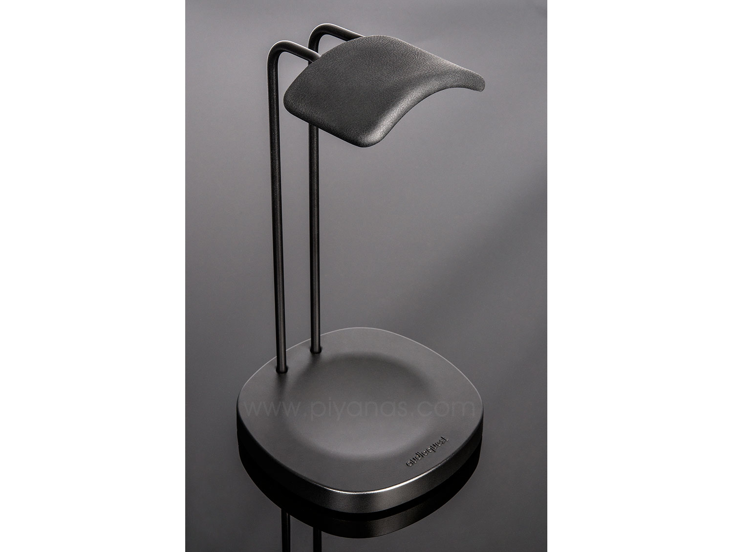 Perch Headphone Stand
(สินค้าตัวโชว์ราคาพิเศษ)