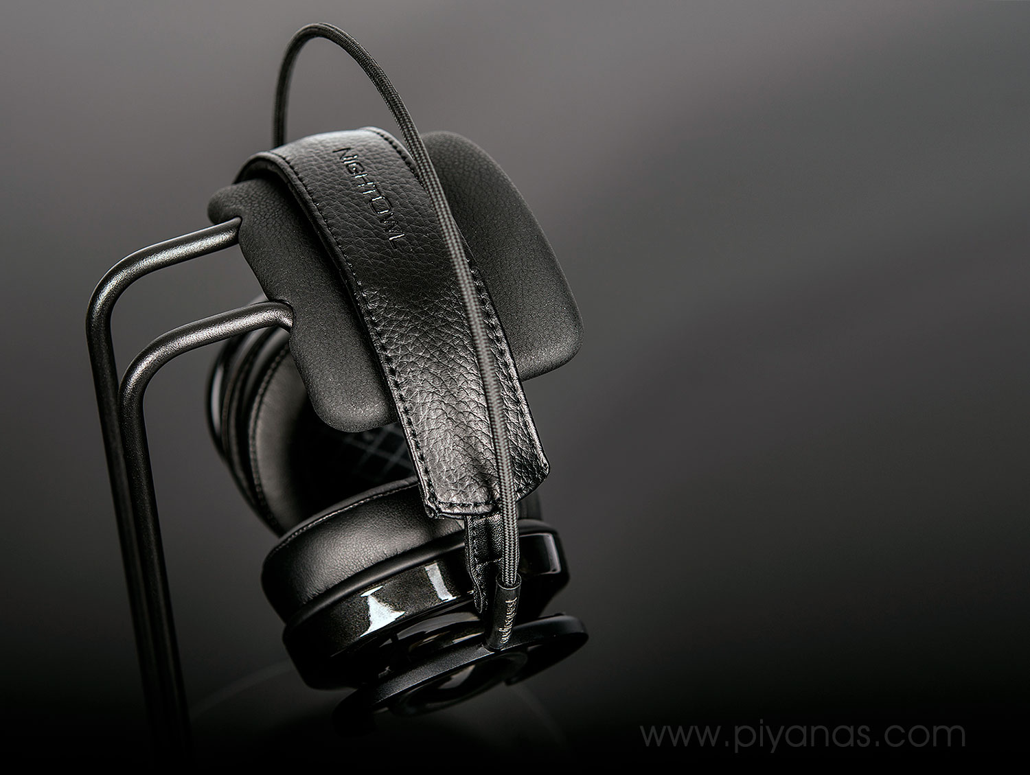 Perch Headphone Stand
(สินค้าตัวโชว์ราคาพิเศษ)