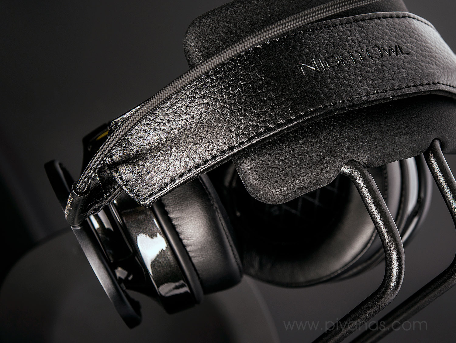 Perch Headphone Stand
(สินค้าตัวโชว์ราคาพิเศษ)
