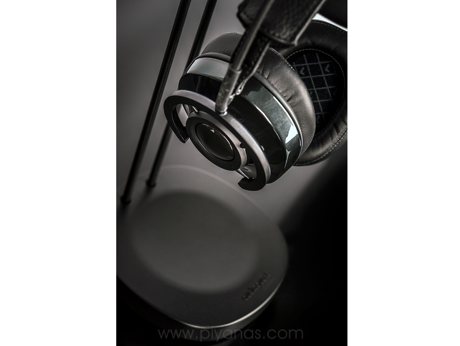 Perch Headphone Stand
(สินค้าตัวโชว์ราคาพิเศษ)