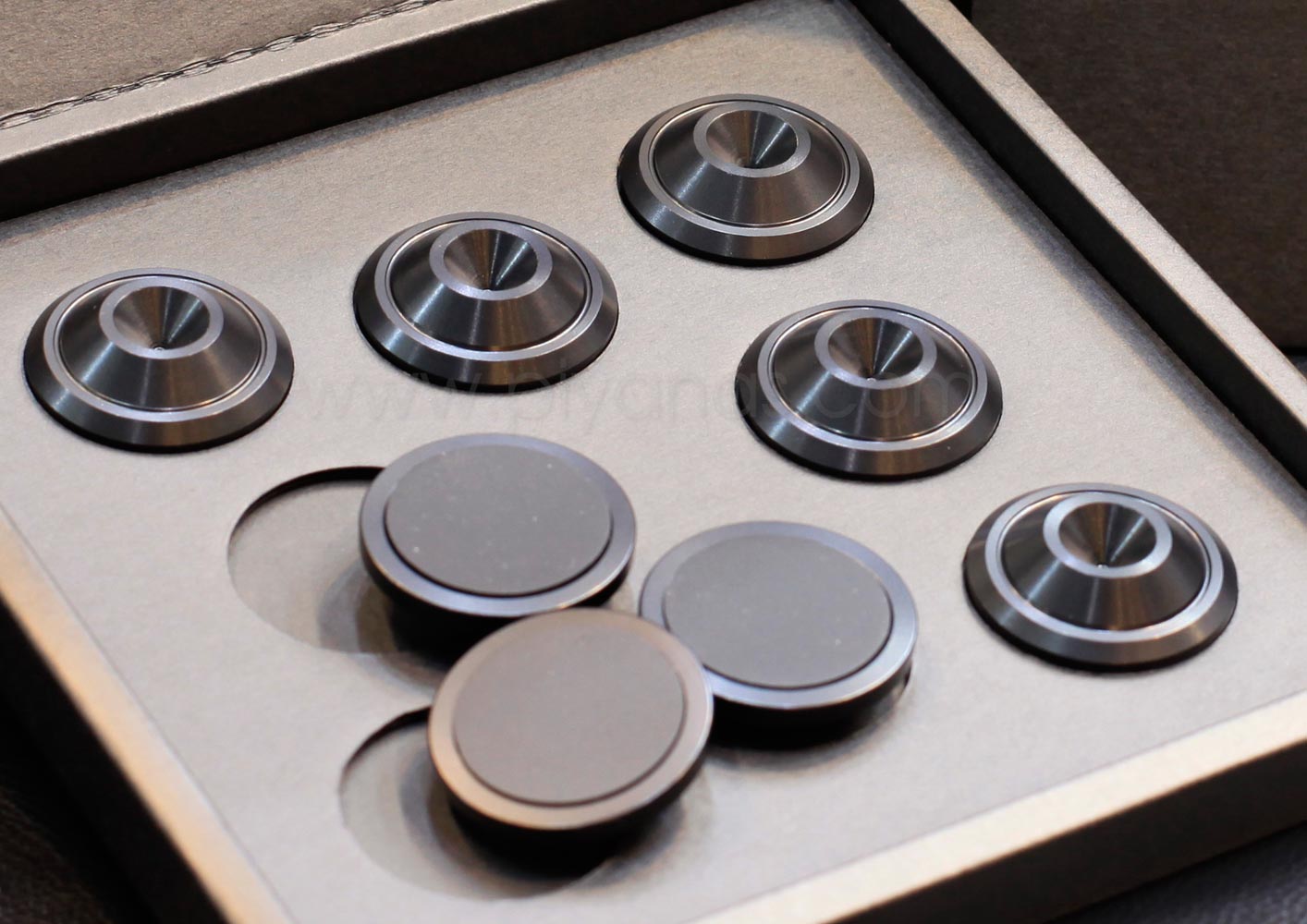 Spike protector 3 Black 
Small Set of 8