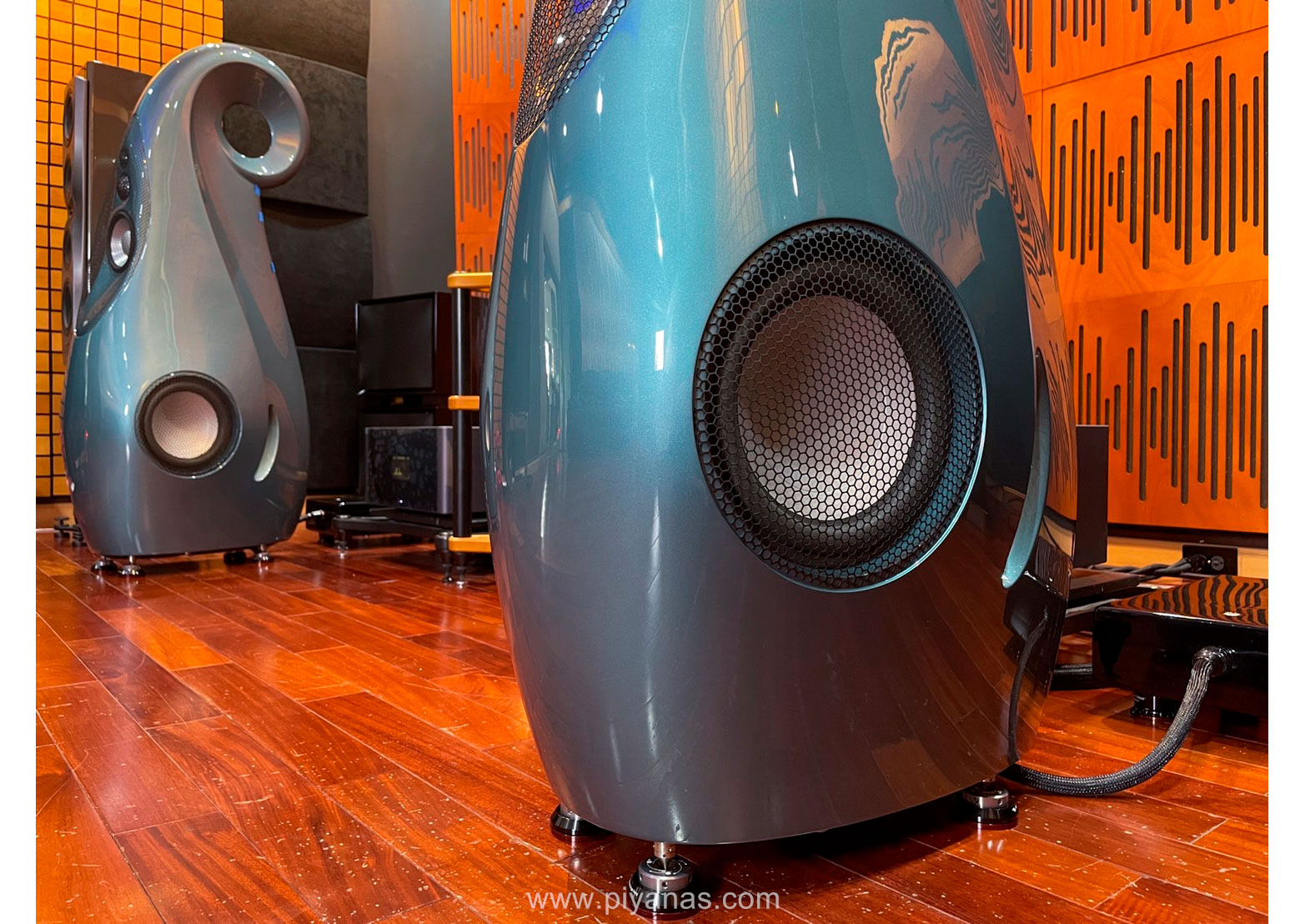 GIYA G2 S2 External Crossover 
(Gloss Stagonite)