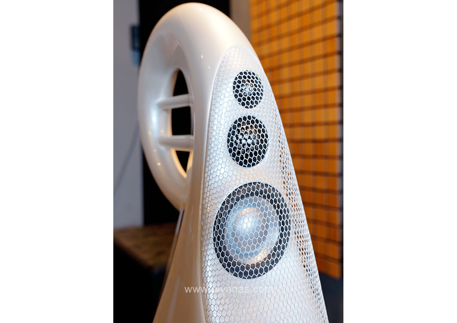 GIYA G4 S2 Internal Crossover 
(Gloss Pearl White)